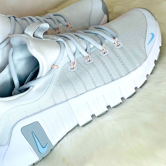 New Nike Free Metcon 6 in Photon Dust and Metallic Silver Women's size 10 - Picture 4 of 9